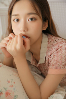 扒开粉嫩尿口露出大胸美女